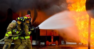 黄色人基金灭火的消防队背景图片